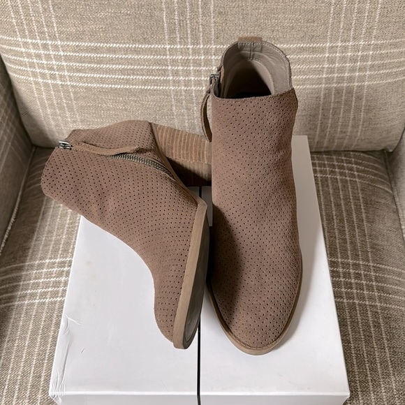 Dolce vita taupe booties - Picture 3 of 3